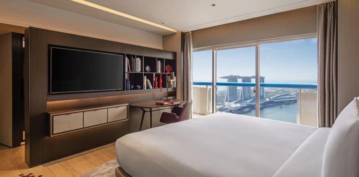 swissotel-the-stamford-singapore-skyline-suite-2