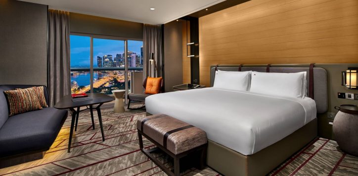 swissotel-singapore-king-premier-room-night-2