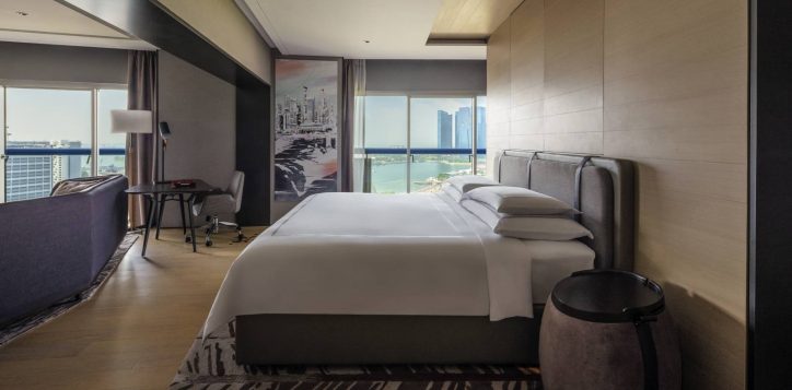 swissotel-the-stamford-hotel-harbour-view-suite-1557971-2