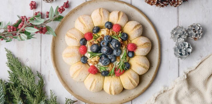 baked-camembert-cheese-wreath-2