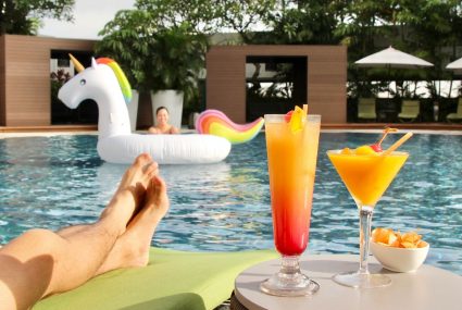 fairmont-singapore-cocktails-and-pool-425x285-2