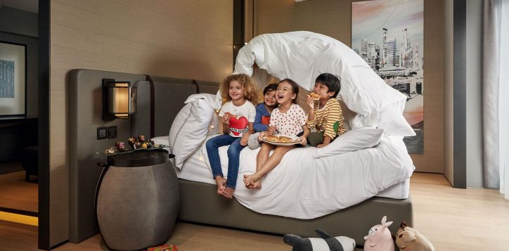 swissotel-the-stamford-singapore-kids-in-room1-2