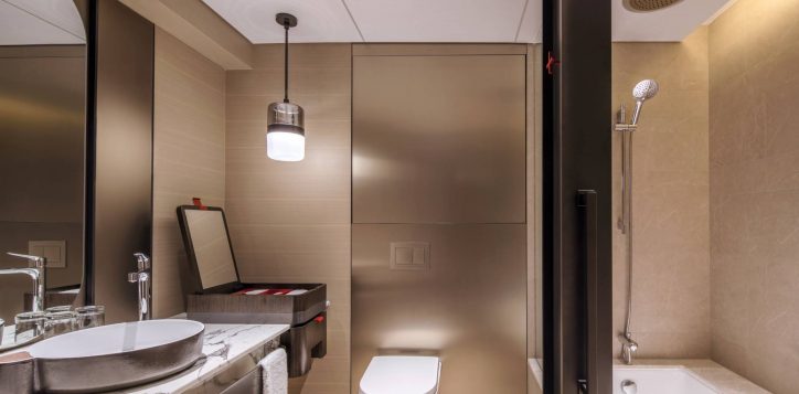 swiss-marina-bay-bathroom-2