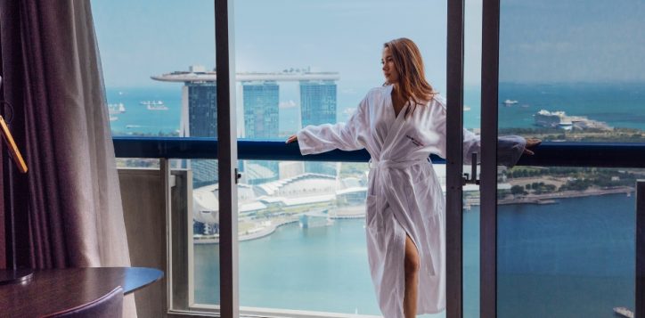 singapore-swissotel-the-stamford-balcony-city-view-woman-2023-2-2