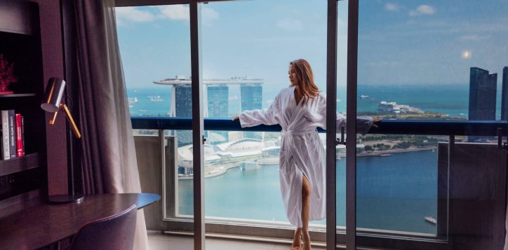 singapore-swissotel-the-stamford-balcony-city-view-woman-2023-2-edited1-2