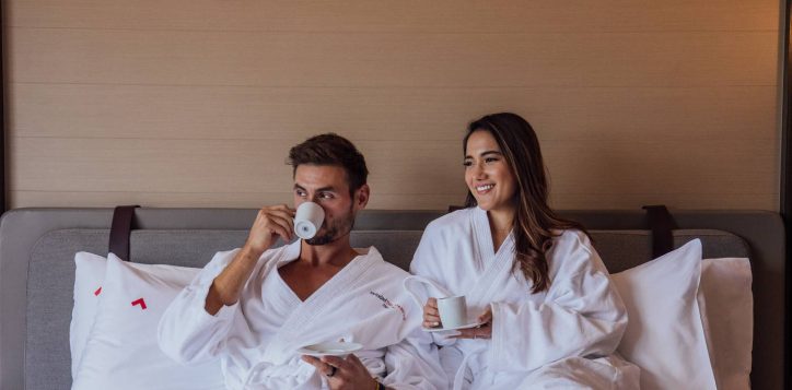 singapore-swissotel-the-stamford-room-bed-couple-2023-1-3-2