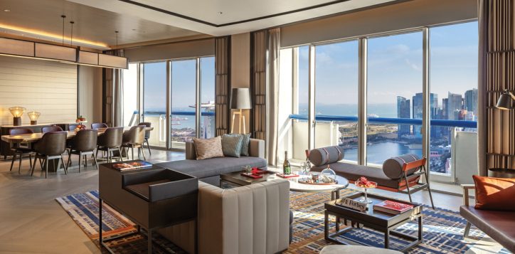 swissotel-the-stamford-large-suite-or-presidential-suite-living-2