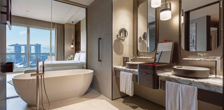 crest-marina-bay-king-room-with-mbs-view-bathroom-using-existing-shot-with-stripped-in-mbs-view-2